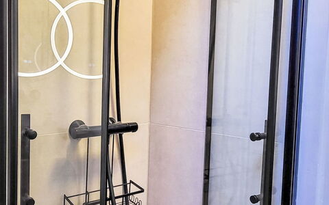 Apartment Mila: Arreglo De Tubería, Baño, Diseño De Interiores, Piso, Ducha, Plomería, Puerta De La Ducha, Panel De Ducha, Alcachofa De La Ducha, Barra De La Ducha