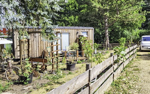 Tiny House Cottage Herbert: Madera, Arbusto, Jardín, Planta De La Comunidad, Área Rural, Patio Interior, Cabaña, Edificios Del Jardín, Cobertizo