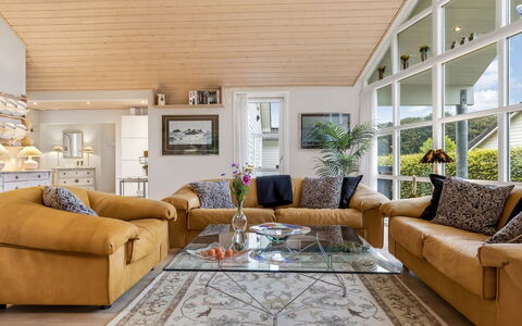Elizabeth - 175M from the Sea: Mueble, Diseño De Interiores, Sofá, Piso, Sala, Suelo, Techo, Madera, Mesa, Habitación