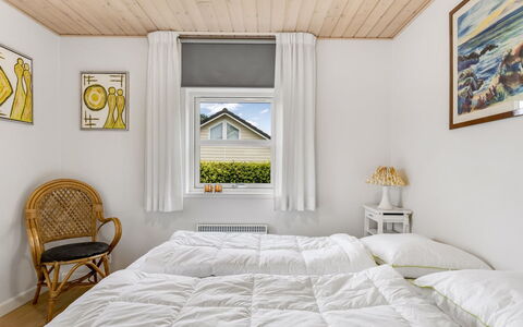 Elizabeth - 175M from the Sea: Habitación, Cama, Madera, Diseño De Interiores, Mueble, Sábana, Suelo, Lecho, Techo, Linos