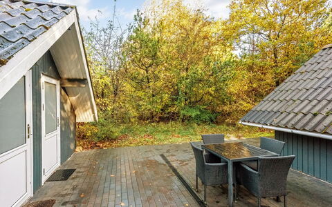 Avni - 30Km from the Sea: Mueble, Mueble Para Exteriores, Vajilla, Mesa, Drinkware, Silla, Mesa Al Aire Libre, Comida, Botella