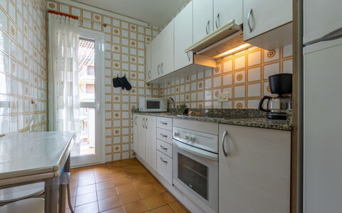 Balandro: Cocina, Piso, Electrodoméstico, Mostrador, Madera, Suelo, Aparato De Cocina, Diseño De Interiores, Gabinetes, Habitación