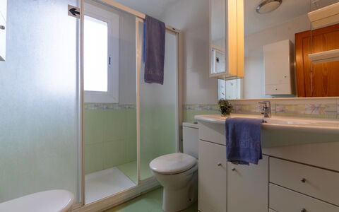 Balandro: Baño, Piso, Lavabo Del Baño, Arreglo De Tubería, Diseño De Interiores, Suelo, Mueble De Baño, Lavabo, Grifo, Plomería