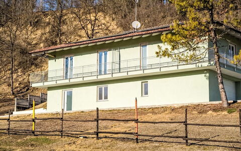 Balena: Porche, Casa, Cabaña, Balcón, Hill Station, Casa De Campo, Cerca, Valle, Pretil
