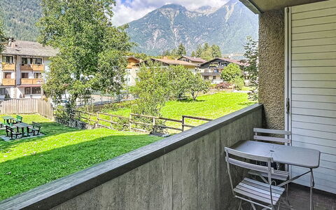 Pinzolo 205: Cordillera, Valle, Césped, Alpes, Yarda, Balcón, Pueblo De Montaña, Patio