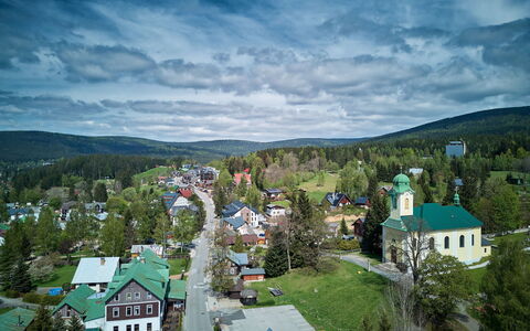 Harrachov Resident a: Árbol, Paisaje, Casa, Área Rural, Techo, Hill Station, Casa, Cabaña, Pueblo, Alerce