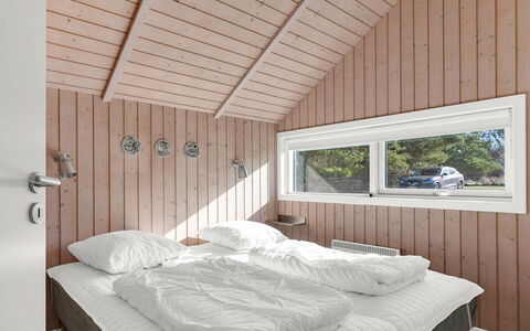 Gudrid - 550M from the Sea: Madera, Habitación, Cama, Techo, Diseño De Interiores, Casa, Lecho, Suelo, Sábana, Madera Dura