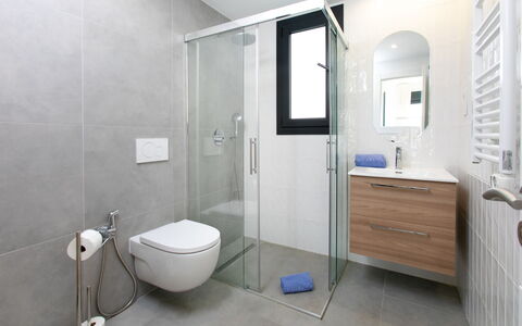 Skyhill Ii Nerja: Arreglo De Tubería, Piso, Baño, Diseño De Interiores, Suelo, Baño, Grifo, Lavabo, Espejo, Plomería