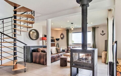 Portivy: Mueble, Diseño De Interiores, Piso, Suelo, Madera, Sala, Techo, Sofá, Habitación, Casa