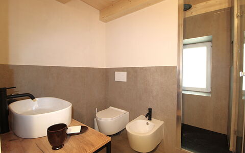 Casa Tomà Mountain View Cortina: Pared, Piso, Arreglo De Tubería, Baño, Suelo, Lavabo Del Baño, Diseño De Interiores, Lavabo, Plomería, Marrón