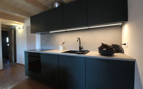 Casa Tomà Mountain View Cortina: Cocina, Mostrador, Diseño De Interiores, Gabinetes, Arreglo De Tubería, Fregadero, Lavabo, Mueble, Piso, Aparato De Cocina