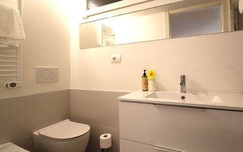 Villa Dolce Bosco with Pool, Valdobbiadene: Piso, Arreglo De Tubería, Suelo, Lavabo Del Baño, Diseño De Interiores, Baño, Lavabo, Plomería, Mueble De Baño, Grifo