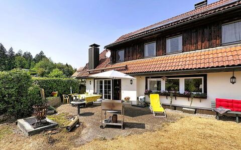 Schwarzwaldhof mit Pool & Sauna: Edificio, Ventana, Casa, Techo, Casa, Fachada, Barrio Residencial, Cabaña, Puerta, Inmuebles