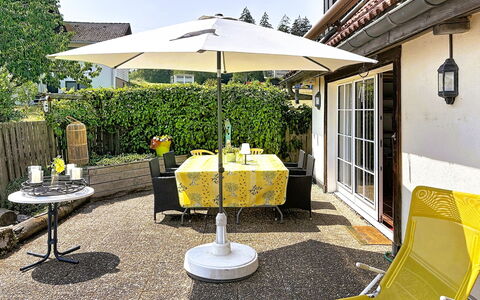 Schwarzwaldhof mit Pool & Sauna: Mueble, Silla, Paraguas, Mueble Para Exteriores, Mesa, Mesa Al Aire Libre, Jardín, Sombra, Patio