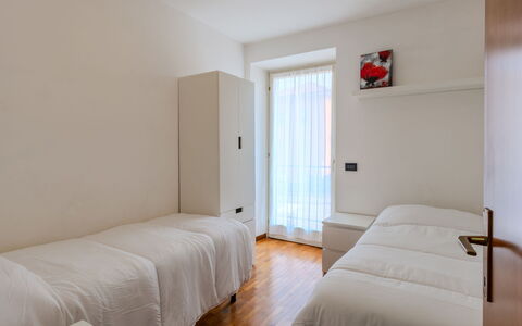 La Coccinella: Madera, Suelo, Diseño De Interiores, Piso, Cama, Habitación, Departamento, Habitación, Techo, Suelos De Madera
