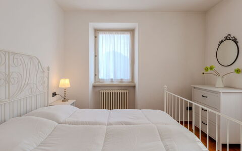La Coccinella: Cama, Mueble, Diseño De Interiores, Habitación, Lecho, Pared, Sábana, Suelo, Madera, Techo