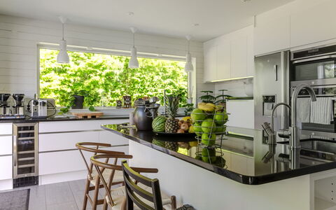 Villa Anja: Mueble, Cocina, Mostrador, Diseño De Interiores, Aparato De Cocina, Piso, Lámpara, Casa, Techo, Gabinetes
