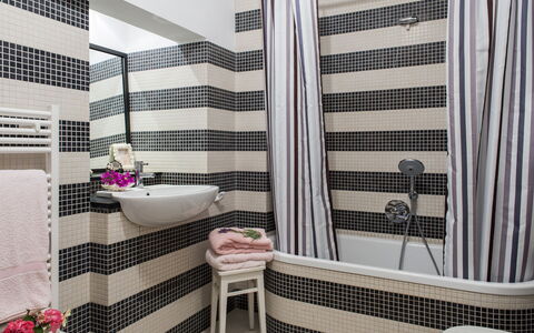 Portofino: Diseño De Interiores, Baño, Arreglo De Tubería, Textil, Piso, Suelo, Plomería, Baño, Habitación, Loseta