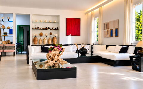 Portofino Luxury Villa – Private Sea Access & Car-: Mueble, Diseño De Interiores, Piso, Sofá, Suelo, Pared, Sala, Casa, Habitación, Encendiendo