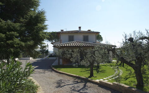 Castelprile: Barrio Residencial, Casa, Casa, Techo, Arbusto, Inmuebles, Cabaña, Jardín, Hacienda