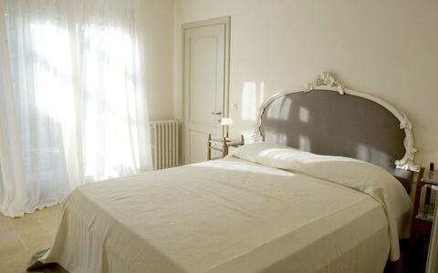 Castelprile: Cama, Habitación, Lecho, Sábana, Mueble, Diseño De Interiores, Linos, Suelo, Textil, Piso