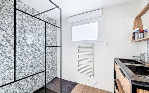 Maison de Kergoff: Pared, Piso, Suelo, Diseño De Interiores, Arreglo De Tubería, Loseta, Plomería, Material Compuesto, Baño, Techo
