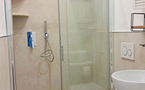 Smeralda Apartment: Baño, Piso, Arreglo De Tubería, Suelo, Diseño De Interiores, Espejo, Baño, Plomería, Loseta, Ducha