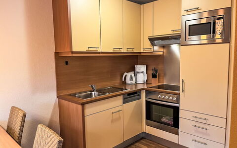 Haus 104 - Seepark Burhave: Aparato De Cocina, Mueble, Cocina, Gabinetes, Electrodoméstico, Diseño De Interiores, Madera, Mostrador, Piso, Suelo