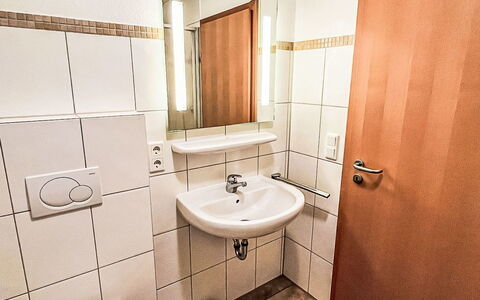 Haus 104 - Seepark Burhave: Pared, Piso, Suelo, Diseño De Interiores, Arreglo De Tubería, Habitación, Plomería, Lavabo, Baño, Grifo