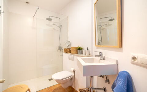 Vista Mar i Muntanya: Piso, Diseño De Interiores, Suelo, Baño, Arreglo De Tubería, Madera, Lavabo Del Baño, Habitación, Grifo, Espejo