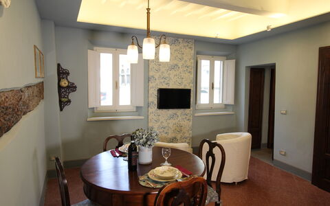 La Casa sulla Piazza: Pared, Diseño De Interiores, Mueble, Piso, Madera, Suelo, Techo, Encendiendo, Habitación, Lámpara