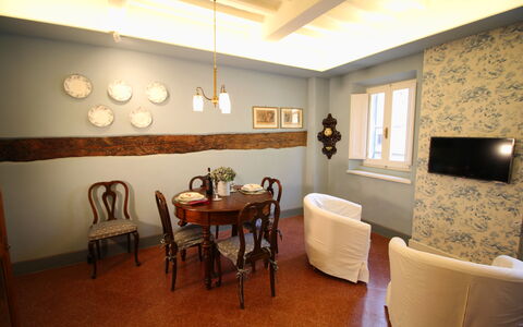 La Casa sulla Piazza: Mueble, Diseño De Interiores, Pared, Madera, Piso, Suelo, Encendiendo, Mesa, Techo, Habitación