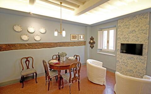 La Casa sulla Piazza: Mueble, Diseño De Interiores, Pared, Madera, Piso, Techo, Suelo, Mesa, Encendiendo, Habitación