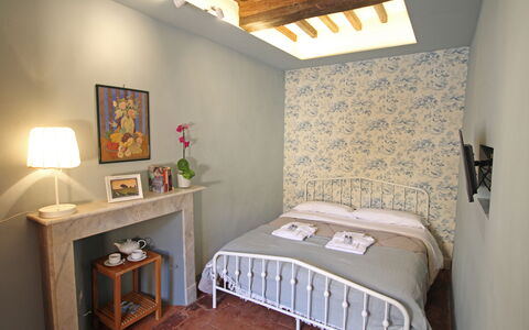 La Casa sulla Piazza: Mueble, Diseño De Interiores, Pared, Madera, Habitación, Suelo, Piso, Techo, Cama, Habitación