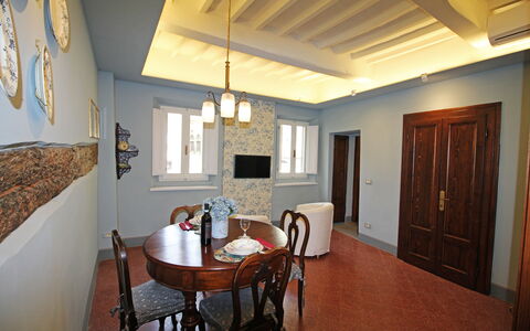 La Casa sulla Piazza: Pared, Diseño De Interiores, Piso, Madera, Mueble, Techo, Suelo, Lámpara, Encendiendo, Habitación