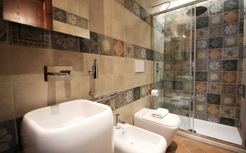 La Casa sulla Piazza: Piso, Baño, Arreglo De Tubería, Asiento Del Baño, Suelo, Diseño De Interiores, Baño, Plomería, Loseta, Lavabo