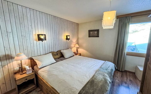 Verte-Rive: Mueble, Cama, Diseño De Interiores, Habitación, Piso, Sábana, Madera, Lecho, Suelo, Techo