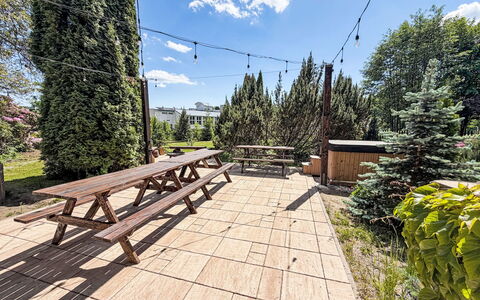 Švýcarka: Jardín, Sombra, Alerce, Paisajismo, Madera Dura, Mueble Para Exteriores, Banco Al Aire Libre, Cerca, Mesa De Picnic
