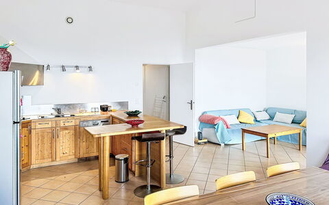 Les Amandiers: Mueble, Diseño De Interiores, Piso, Suelo, Madera, Techo, Silla, Habitación, Cocina, Mesa