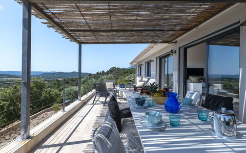 La Dorianzza: Mueble, Mueble Para Exteriores, Silla, Sombra, Mesa Al Aire Libre, Cocina Y Comedor Mesa, Material Natural, Balcón, Restaurante, Eco Hotel