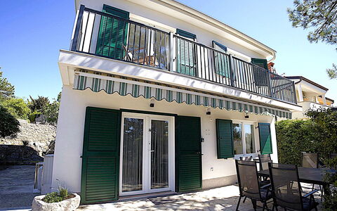 Verde: Balcón, Puerta, Porche, Sombra, Pretil, Balaustre, Cerca, Mueble Para Exteriores, Inicio De La Puerta, Planta De Casa