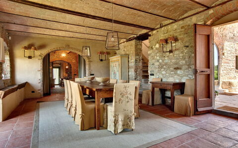 Mattei Villa: Mueble, Pared, Diseño De Interiores, Madera, Piso, Mesa, Techo, Silla, Cocina Y Comedor Mesa, Comedor