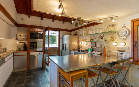 Isa Villa: Cocina, Mueble, Mostrador, Diseño De Interiores, Piso, Lámpara, Gabinetes, Madera, Techo, Encendiendo