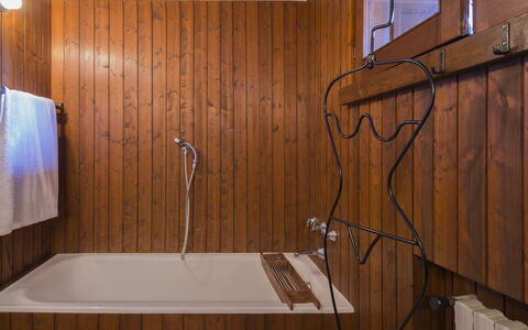 Isa Villa: Madera, Arreglo De Tubería, Piso, Suelo, Marrón, Plomería, Baño, Grifo, Manchas De Madera, Habitación