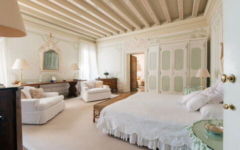 Galero: Mueble, Diseño De Interiores, Cama, Habitación, Pared, Lecho, Madera, Techo, Suelo, Piso