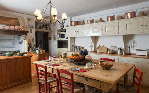 Galero: Mueble, Cocina, Diseño De Interiores, Gabinetes, Piso, Mostrador, Madera, Mesa, Cocina Y Comedor Mesa, Habitación