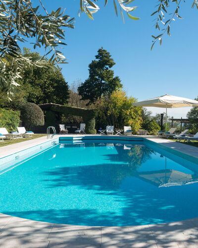 Galero: Piscina, Azul, Mueble Para Exteriores, Recurso, Sunlounger, Sombra, Eco Hotel, Thermae, Paraguas, Paisajismo