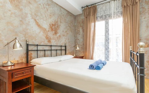Enola: Diseño De Interiores, Mueble, Habitación, Cama, Piso, Madera, Suelo, Sábana, Lecho, Habitación