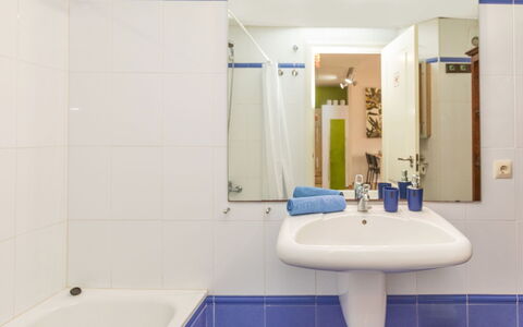 Enola: Baño, Lavabo Del Baño, Arreglo De Tubería, Lavabo, Piso, Diseño De Interiores, Suelo, Grifo, Espejo, Plomería