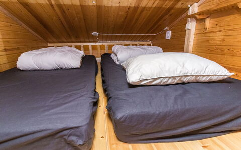 Kelokaltiokylä Mökki 58: Suelo, Madera, Piso, Habitación, Cama, Suelos De Madera, Diseño De Interiores, Sábana, Encendiendo, Madera Dura